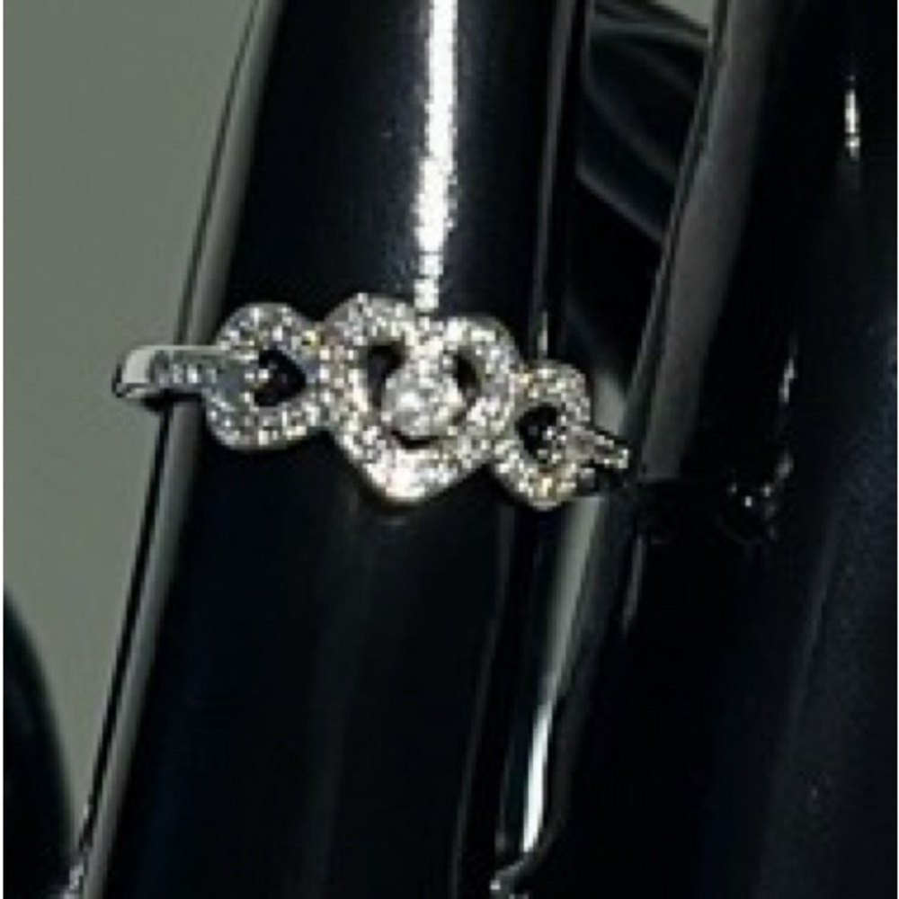 Elegant Silver Heart Ring - Picture 4 of 5